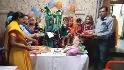 इंद्रगढ़: देईखेड़ा में महिला एवं बाल विकास विभाग द्वारा बेटियों का जन्मदिन मनाया गया, तहसीलदार ने सौंपे उपहार