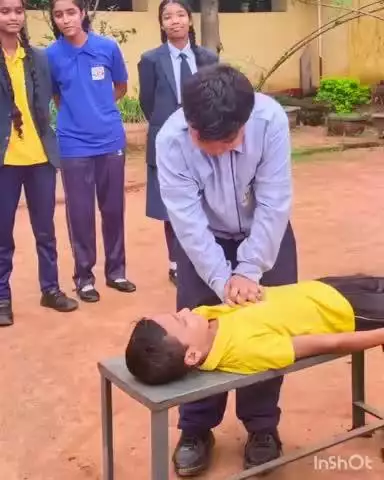 बास्तानार: किलेपाल स्थित स्वामी आत्मानंद स्कूल में बच्चों को आकाशीय बिजली से बचाव और गुड टच-बैड टच के प्रति किया गया जागरूक