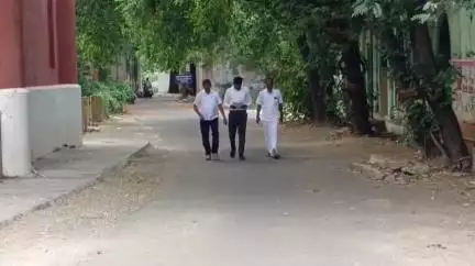 தஞ்சாவூர்: முன்னாள் அமைச்சர் பெயரை பயன்படுத்தி நிலத்தை அபகரிக்க முயல்வதாக விவசாயி எஸ் பி அலுவலகத்தில் புகார்