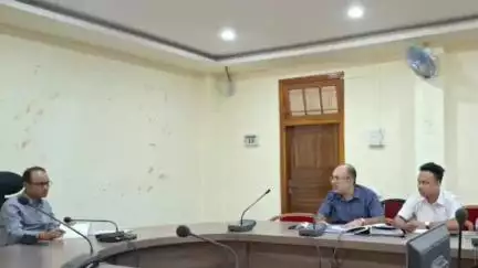 নলবাৰী: জিলা আয়ুক্ত কাৰ্যালয়ত জিলা আয়ুক্ত নিবেদন দাস পাটোৱাৰীৰ উপস্থিতিত বৈঠক