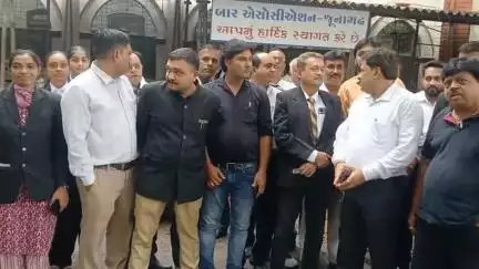 જૂનાગઢ: જિલ્લા કોર્ટ ખાતે બાર એસોસિએશનના સભ્યો દ્વારા રાજપીપળા ખાતે ગોપાલ ઇટાલીયા ને કોર્ટમાં પ્રવેશ ન અપાતા કરાયો વિરોધ