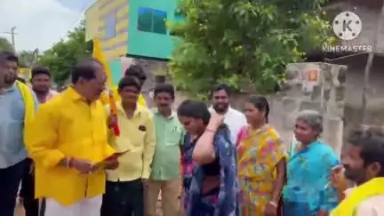 దేవరగంటలో సుపరిపాలన తొలి అడుగు కార్యక్రమంలో పాల్గొన్న తెలుగుదేశం పార్టీ రాష్ట్ర ఉపాధ్యక్షులు ముద్దరబోయిన వెంకటేశ్వరరావు