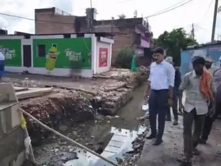 टीकमगढ़: नगर पालिका सीएमओ भदौरिया ने बंडा नहर का किया निरीक्षण