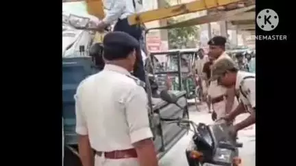 छपरा: छपरा शहर में ट्रैफिक नियम तोड़ने वालों पर पुलिस की कार्रवाई, तेरह वाहन ज़ब्त