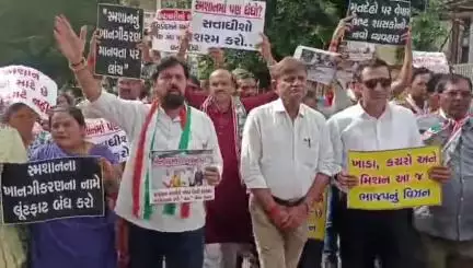 વડોદરા દક્ષિણ: VMC ના ના સ્મશાન સંચાલન મુદ્દે કોંગ્રેસ VMC કચેરી ખાતે પહોંચી #Jansamasya