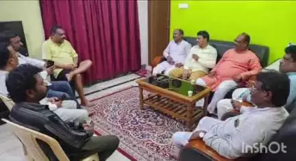 ଫୁଲବାଣୀ ସହର: କନ୍ଧମାଳ ଜିଲ୍ଲାର ବରିଷ୍ଠ ବିଜେପି ନେତା ତଥା  ପୂର୍ବତନ ବିଧାୟକ  କରେନ୍ଦ୍ର ମାଝୀଙ୍କୁ ଭୁବନେଶ୍ୱର ଭେଟିଲେ ବିଧାୟକ ଉମା ଚରଣ ମଲ୍ଲିକ