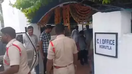 కోరుట్ల: కోరుట్ల లో చిన్నారిని చిన్నమ్మే చంపింది చీరకు రక్తం అంటిందని డ్రెస్ మార్చుకుని మరీ చిన్నారి హత్య కేసులో వీడిన మిస్టరీ