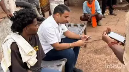 कराहल: कराहल ब्लॉक के ग्राम सेमना में आकाशीय बिजली पीड़ितों से मिले अनिरुद्ध सिंह रावत