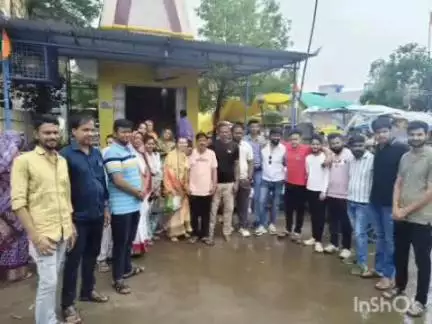 पेटलावद: सारंगी से 11 यात्रियों का जत्था अमरनाथ यात्रा के लिए रवाना, नगरवासियों ने फूलों से स्वागत किया
