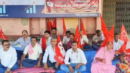 पूसा: मनरेगा कार्यालय के सामने भाकपा माले का धरना, प्रशासन की उदासीनता के कारण आमरण अनशन में बदलेगा