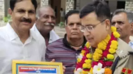 चित्तौड़गढ़: चित्तौड़गढ़ पुलिस अधीक्षक के कार्यालय पर पुलिस अधीक्षक को राजस्थान पेंशनर समाज जिला शाखा ने स्मारिक भेंट की