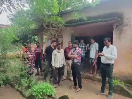 କେସିଙ୍ଗା: କୋକୋଡ଼ମାଲ ସ୍କୁଲ ବାରଣ୍ଡାରେ ବସି ଅଧ୍ୟୟନ କରୁଥିବା ଛାତ୍ରଛାତ୍ରୀ ପ୍ରସଙ୍ଗ: ଟେକ୍ନିକାଳ ଟିମକୁ ଧରି ସ୍କୁଲ ପରିଦର୍ଶନ କଲେ ବିଇଓ l