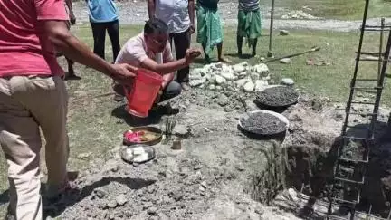 বিজনী ভাগ: মাটিয়াপাৰাত কালী মন্দিৰৰ নাট ভৱন নিৰ্মাণৰ আধাৰশিলা স্থাপন কৰে বিটিআৰৰ উপাধ্যক্ষ অভিৰাম মহানায়কে