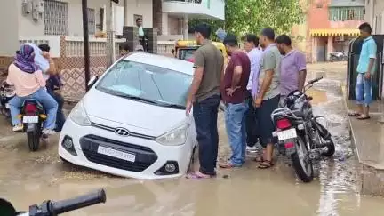 बीकानेर: मानसून ने नगर निगम की पोल खोली, निचले इलाकों में भरा पानी, कई गाड़ियाँ सीवरेज के खड्डों में धसीं