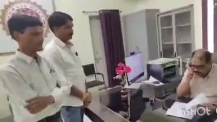 भितरवार: सरपंच रश्मि वीरू रावत को हाईकोर्ट से मिला स्टे, एसडीएम को कार्यालय में हाईकोर्ट के आदेश की प्रति सौंपी