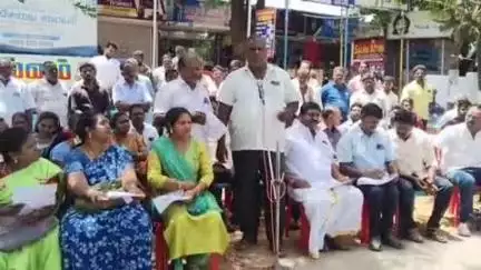 சங்கரன்கோயில்: ரேஷன் கடை பணியாளர்கள் ஆறு அம்ச கோரிக்கைகளை வலியுறுத்தி ஆர்ப்பாட்டத்தில் ஈடுபட்டனர்