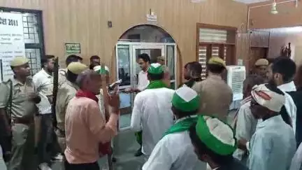 मंझनपुर: जमीन कब्जे का आरोप लगाकर मंझनपुर डीएम दफ्तर के बाहर मचा हंगामा, लेखपाल पर धन उगाही का आरोप