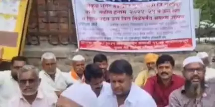 उत्तर सोलापूर: धोत्री येथील गोकुळ शुगर कारखान्याविरोधात पूनम गेट येथे शेतकऱ्यांचे तीव्र आंदोलन...
