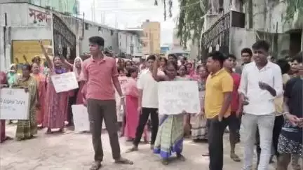 পুরাতন মালদা: ঝাঁঝরা গ্রামের গোডাউন তৈরি ও যানবাহন চলাচলের প্রতিবাদে ১২ নং জাতীয় সড়ক অবরোধ করে BDO অফিসে বিক্ষোভ দেখায় গ্রামবাসীরা