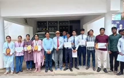 चुरहट: पीएम श्री स्कूल जवाहर नवोदय विद्यालय चुरहट के छात्र और शिक्षक कलेक्ट्रेट सभागार में सम्मानित