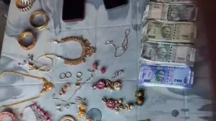 पूर्णागिरि: भारत-नेपाल सीमा पर एसएसबी और पुलिस ने ₹422100 की मुद्रा व लाखों रुपए के आभूषण किए पकड़े