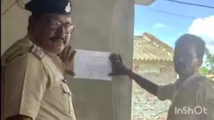 मधेपुरा: तुनियाही गांव: फरार शराब कारोबारी के घर न्यायालय का इश्तिहार, अभियुक्त के घर तामिला किया गया
