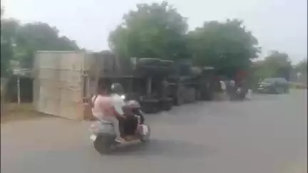 इंद्रगढ़: इंद्रगढ़ टोल टैक्स के पास मेगा हाइवे पर अनियंत्रित होकर कंटेनर पलटा, हादसे में ट्रक चालक व खलासी बाल-बाल बचे
