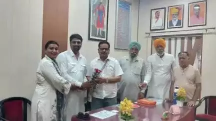 रायसिंहनगर: रायसिंह नगर नगर पालिका प्रांगण में भाजपा महिला नेता डॉ. अमृतपाल कौर ने पालिका अध्यक्ष मनीष मोहन से की मुलाकात