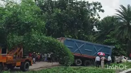 কালিয়াচক ১: মধু ঘাটে ভাগিরথী নদীতে পড়ে যাওয়া ডাম্পার গাড়িকে উদ্ধার করলো পুলিশ