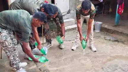 মঙ্গলকোট: মঙ্গলকোটের ঝিলু সহ একাধিক জায়গায় চোলাইয়ের ঠেকে অভিযান চালালো আবগারি বিভাগ, উদ্ধার ২২ লিটার চোলাই মদ