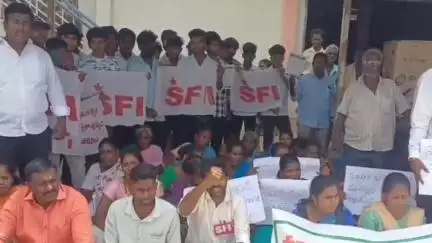 పేద విద్యార్థులను చదువుకు దూరం చేయకండి
- మా ఊరి బడి - మాకే కావాలని సూళ్లూరుపేట RDO కార్యాలయం ముట్టడి #localissue