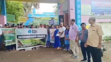 ଛତ୍ରପୁର: ବ୍ରହ୍ମପୁର ହରିଡ଼ାଖଣ୍ଡି ଷ୍ଟେଟ୍ ବ୍ୟାଙ୍କ ଶାଖା ପକ୍ଷରୁ ବନ ମହୋତ୍ସବ, ଯୋଗଦେଲେ ବନ ବିଭାଗ କର୍ମଚାରୀ
