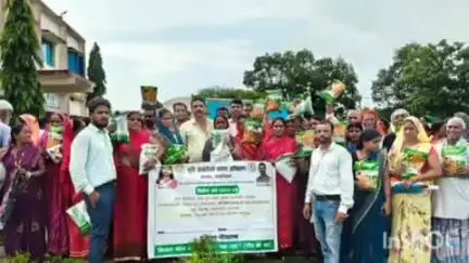 चौपारण: ग्राम डुमरी पंचायत भवन में 250 किसानों को उरद और मक्का बीज का मुफ्त वितरण