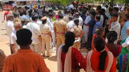 சிவகங்கை: ஆட்சியர் அலுவலகத்தை முற்றுகையிட்டதால் பரபரப்பு