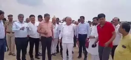 भोगनीपुर: चपरघटा में प्रस्तावित औद्योगिक भूमि का यूपी सरकार के कैबिनेट मंत्री और प्रमुख सचिव ने किया निरीक्षण