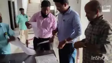 हरलाखी: पिपरौन पंचायत समिति सदस्य पद के उपचुनाव के लिए मतदानकर्मी बूथों पर रवाना