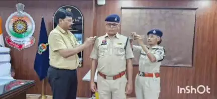 सूरजपुर: एएसआई अम्बिका साहू पदोन्नत होकर बनीं एसआई, डीआईजी/एसएसपी सूरजपुर ने स्टार लगाकर दी पदोन्नति