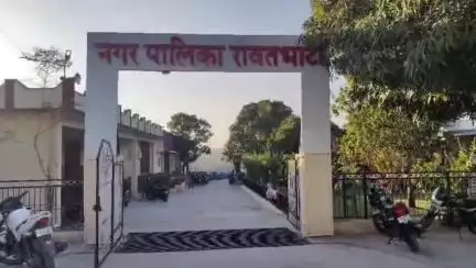 रावतभाटा: रावतभाटा में अव्यवस्थाओं का अंबार, मवेशियों से हादसे और सीवरेज कार्य से जनजीवन बेहाल