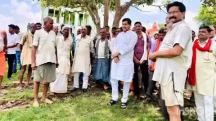 पैलानी: पड़ोहरा गांव में भाजपा के वरिष्ठ नेता की बीमारी से मौत के बाद जल शक्ति राज्य मंत्री ने परिजनों को ढांढस बंधाया