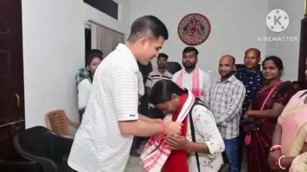 ডুমডুমা: ডুমডুমাত বৰডুবি গাঁও পঞ্চায়তৰ নৱনিৰ্বাচিত সভাপতি, উপ-সভানেত্ৰীক সম্বৰ্ধনা জ্ঞাপন শ্ৰম মন্ত্ৰী ৰূপেশ গোৱালাৰ