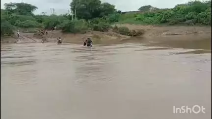 सबलगढ़: बामसोली बातेड़ के ग्रामीण क्वारी नदी के रपटे पर जान जोखिम में डालकर निकलने को मजबूर