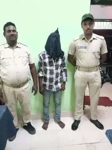 ପୁରୀ ମ୍ୟୁନିସିପାଲଟି: ସର୍ବଦୟ ନଗର ନିକଟରେ ଭେରାଇଟ ଷ୍ଟୋର ଦୋକାନ ରୁ ଚୋରି କରିବା ଅଭିଯୋଗ ରେ ଜଣକୁ ଗିରଫ କରିଛି ତାକବଣିଆ ଥାନା ପୋଲିସ l
