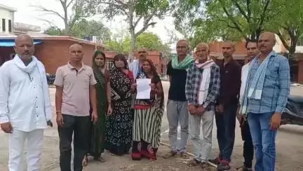 उरई: उरई में महिला के साथ पुरुषों ने गिरफ्तारी को लेकर पुलिस अधीक्षक को शिकायती पत्र दिया