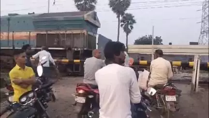 फतेहपुर: बंधुआ रेल फाटक के पास अनियंत्रित ट्रैक्टर की टक्कर से रेल ट्रैफिक इंस्पेक्टर घायल