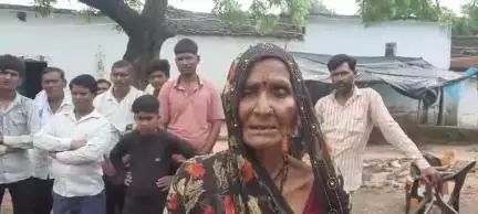 गांव भटपुरा मजरा फुलपुर के निवासी अपने दैनिक आवागमन की पीड़ा को बंया करते हुए