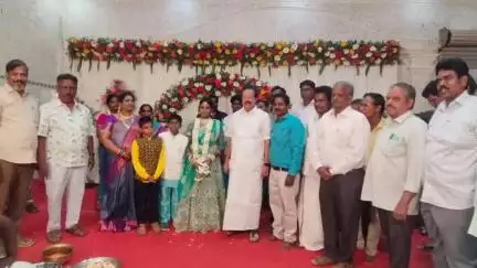 விழுப்புரம்: மீனாட்சி ஆறுமுகம் திருமண மண்டபத்தில் தனியார் தொலைக்காட்சி செய்தியாளர் மஞ்சள் நீராட்டு விழாவில் கலந்து கொண்ட முன்னாள் அமைச்சர்