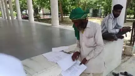 मंझनपुर: बिना अधिग्रहण पीडब्ल्यूडी ने ज़मीन पर बनाई सड़क, मुआवजा मांगने पर बम्बूपुर के किसान को जेल भेजने की धमकी का JE पर आरोप