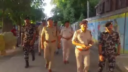 लालगंज: तीजा पर्व की पूर्व संध्या पर वैशाली एसपी के नेतृत्व में लालगंज थाना परिसर से निकाला गया फ्लैग मार्च