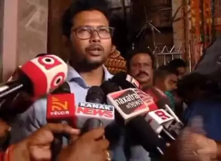 ପୁରୀ ମ୍ୟୁନିସିପାଲଟି: ସିଂହଦ୍ୱାର ଠାରେ ସୂଚନା ଦେଲେ iପୁରୀରେ ଭକ୍ତଙ୍କ ଭିଡ଼କୁ ନେଇ କଣ କହୁଛନ୍ତି ଜିଲ୍ଲାପାଳ ଚଞ୍ଚଳ ରାଣା