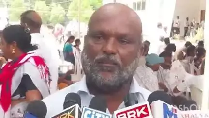గుంటూరు: నా స్థలాన్ని పంచాయతీ అధికారులు ఆక్రమించుకోవాలని చూస్తున్నారని గుంటూరు కలెక్టర్ నాగలక్ష్మి కి ఫిర్యాదు చేసిన బాధితుడు